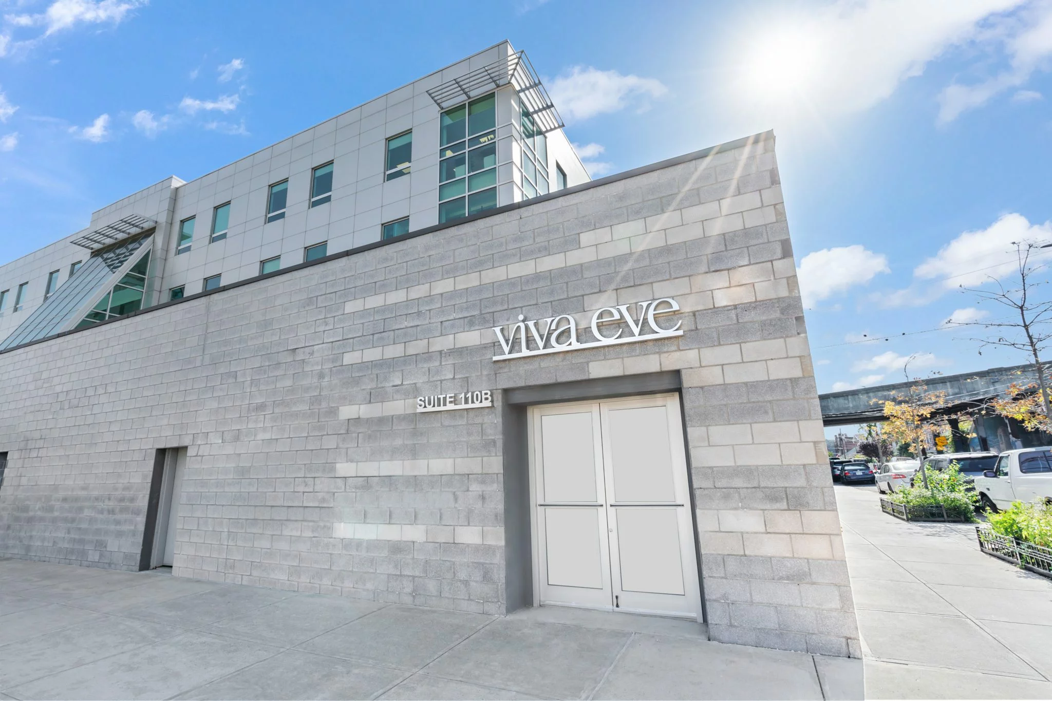 Exterior of Viva Eve's Astoria Surgical Center Location